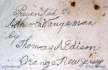 Eingeritzte Inschrift auf der Unterseite der Motorplatte des Wangemann-Phonographen (Umzeichnung, Foto: S. Miller)